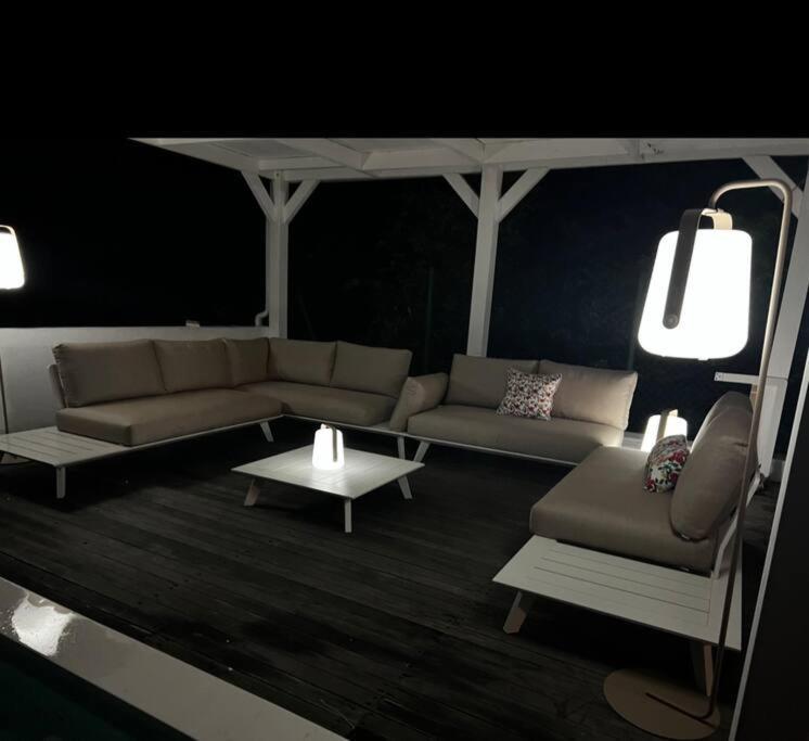 Spacieuse Villa Corossol Avec Piscine Et Jeux Exterieurs 르 고지에 외부 사진
